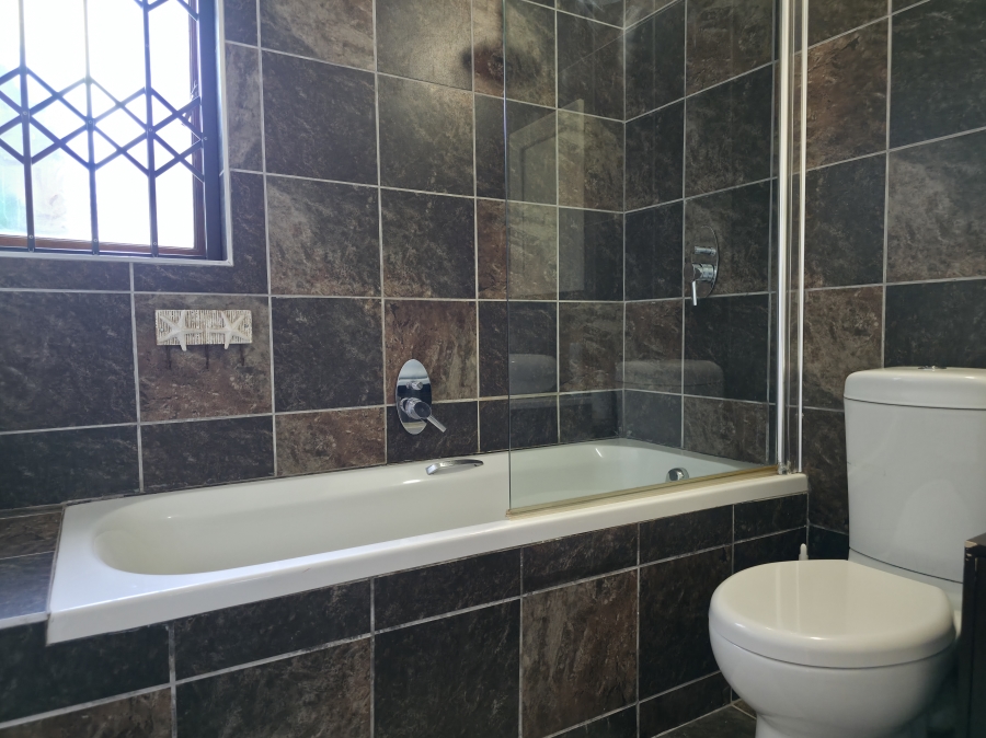 5 Bedroom Property for Sale in Wavecrest Eastern Cape